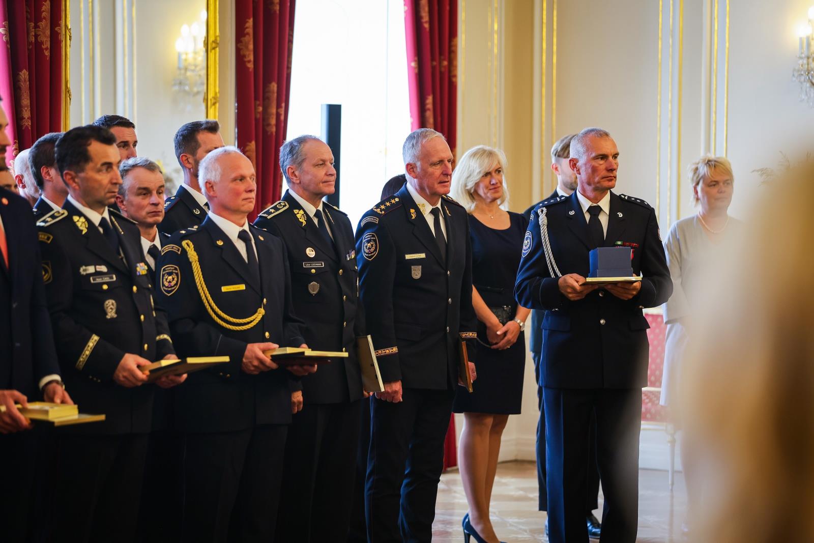 Hasiči převzali z rukou prezidenta Zlatý záchranářský kříž (9).jpg