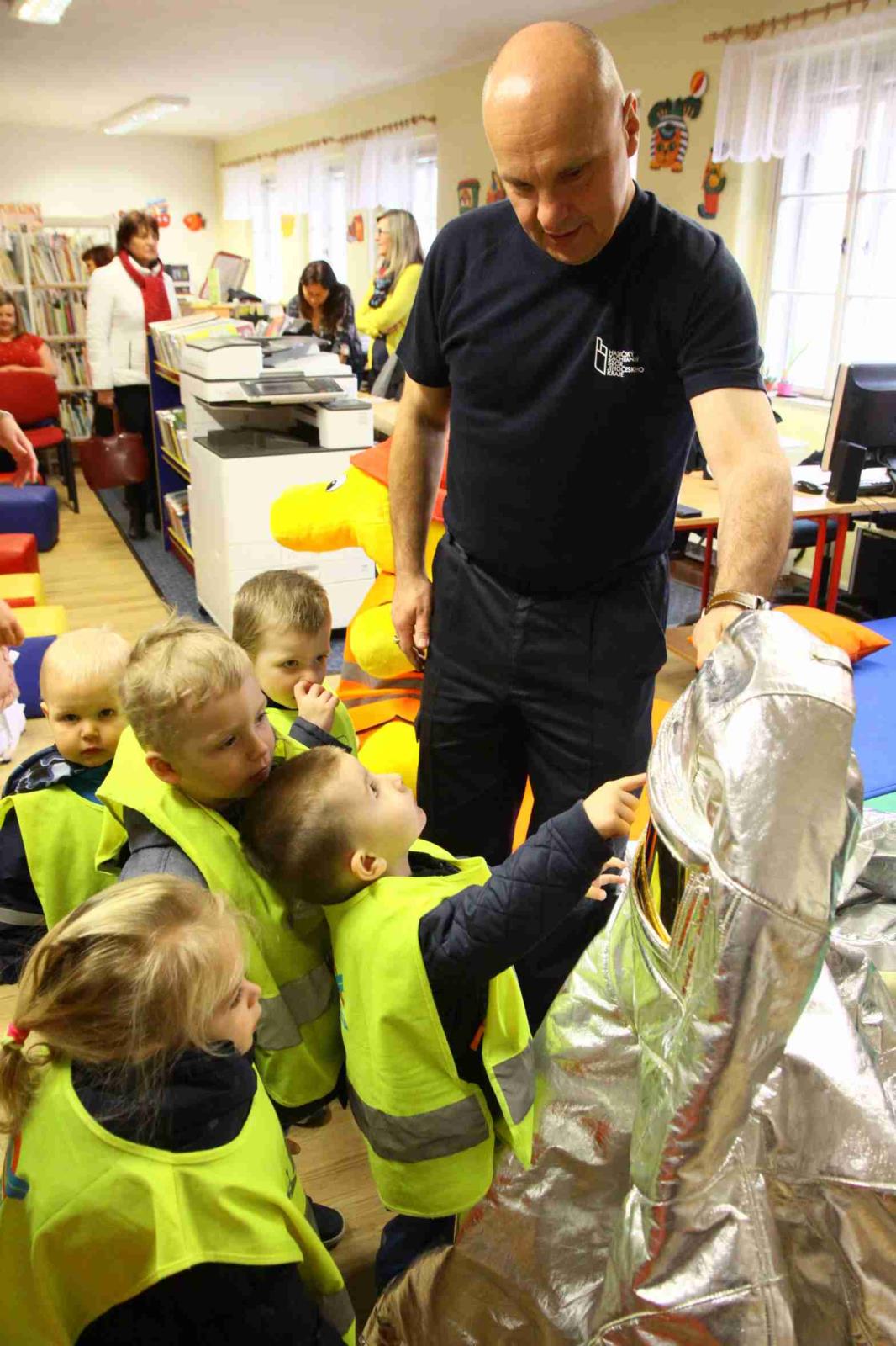 Hasiči v knihovně, Prachatice - 14. 3. 2019 (5).jpg