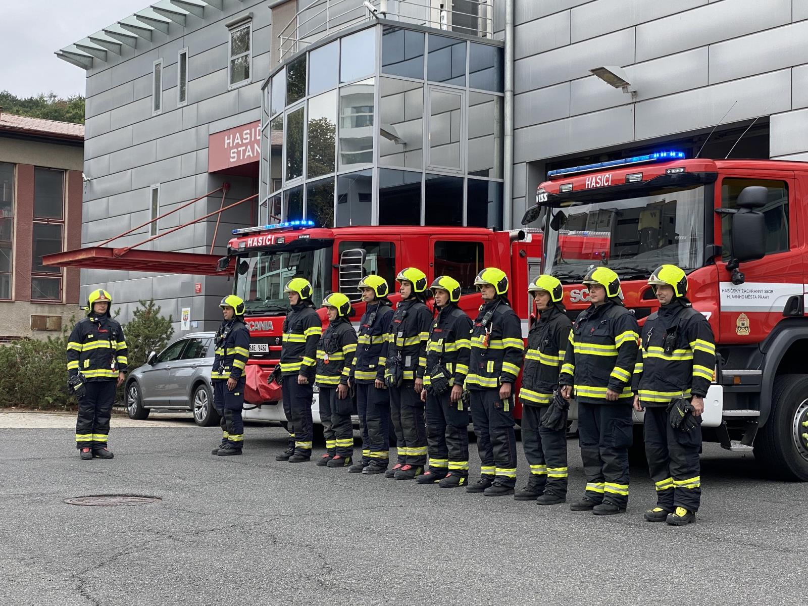Hasiči z Hl. města Prahy uctili památku hasičů zemřelých při výbuchu plynu v Koryčanech.JPG