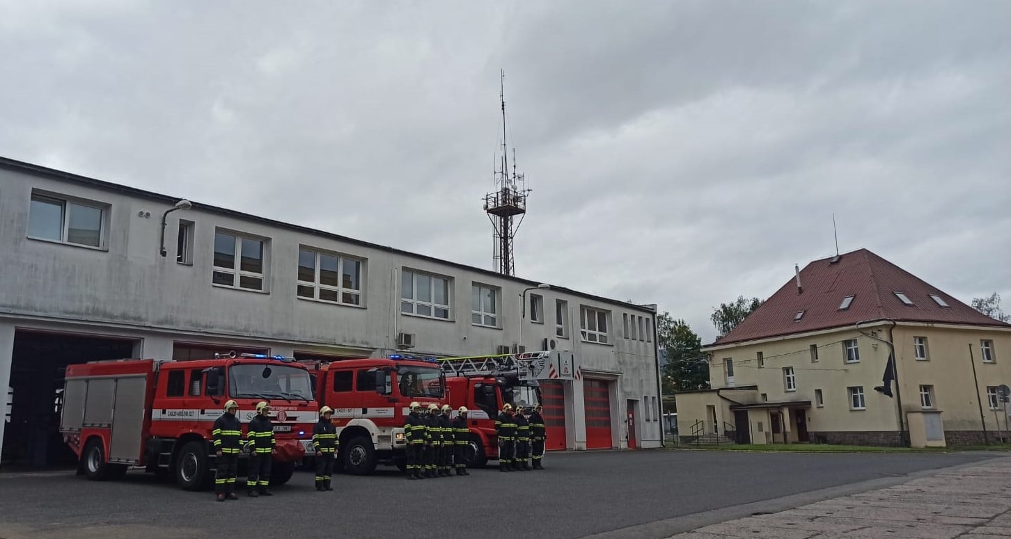 Hasiči z Libereckého kraje uctili památku hasičů zemřelých při výbuchu plynu v Koryčanech_2.jpg