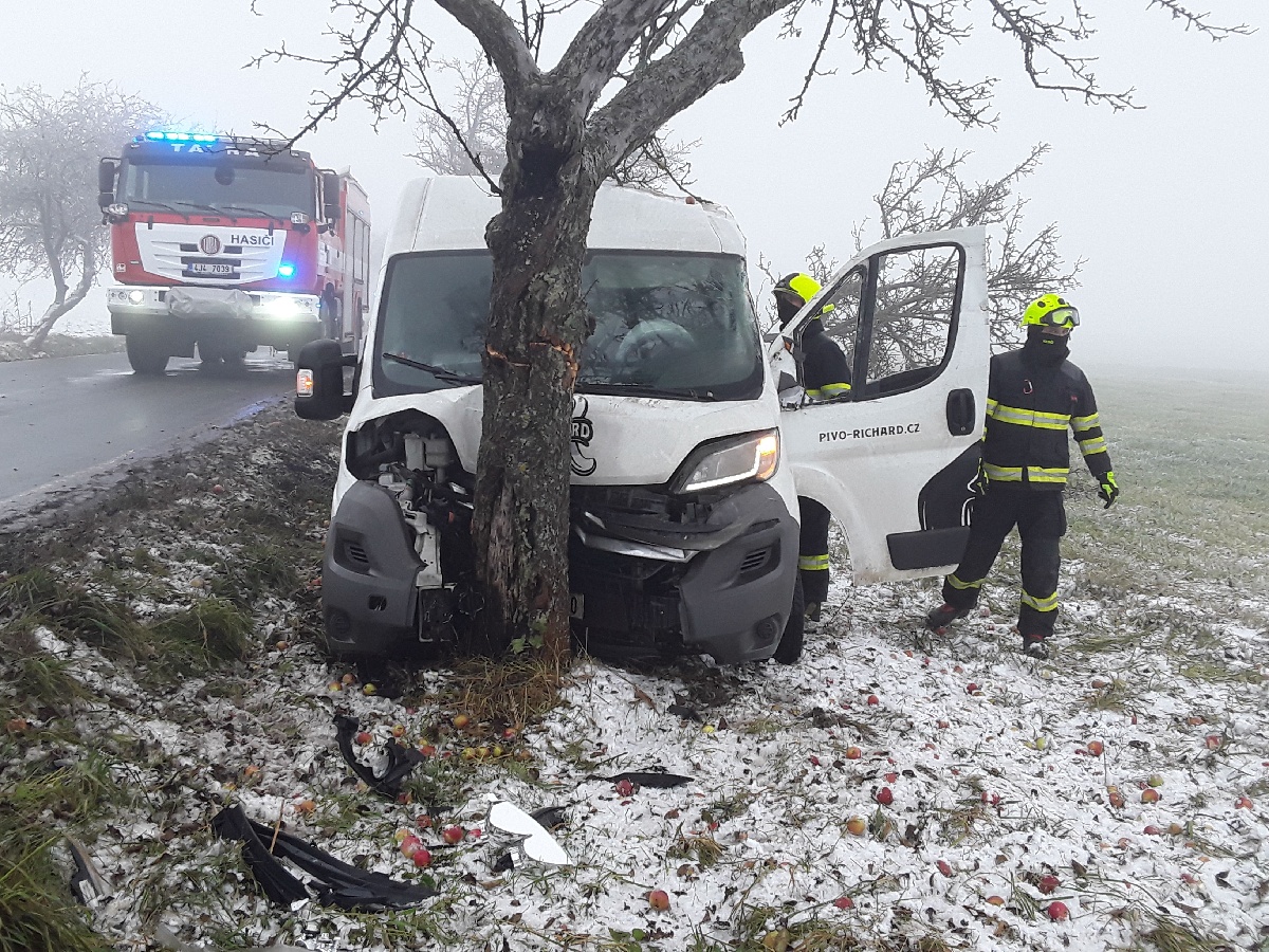 Hasiči zasahovali u dopravní nehody dodávky u Zvole na Žďársku.