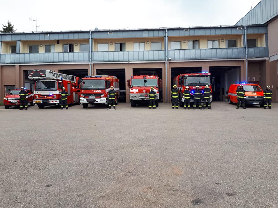 Hasiči ze Středočeského kraje uctili památku hasičů zemřelých při výbuchu plynu v Koryčanech.jpg