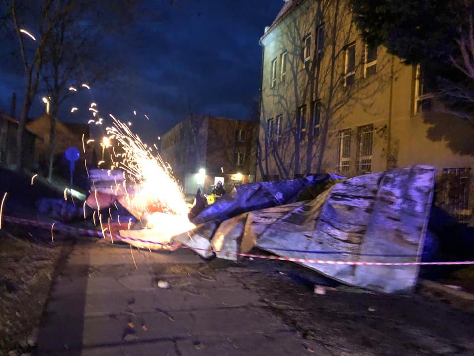 Hasiči ze stanice Teplice odklízejí poničenou střechu.