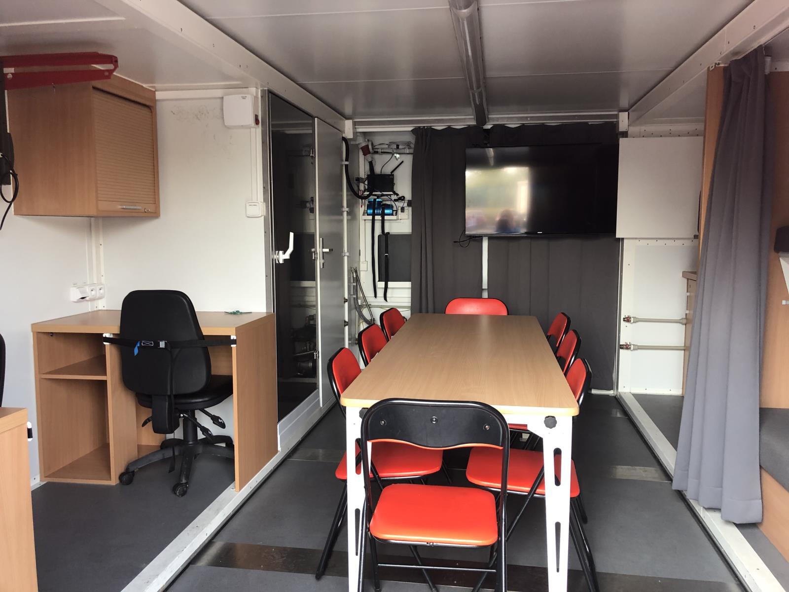 Interiér velitelského kontejneru