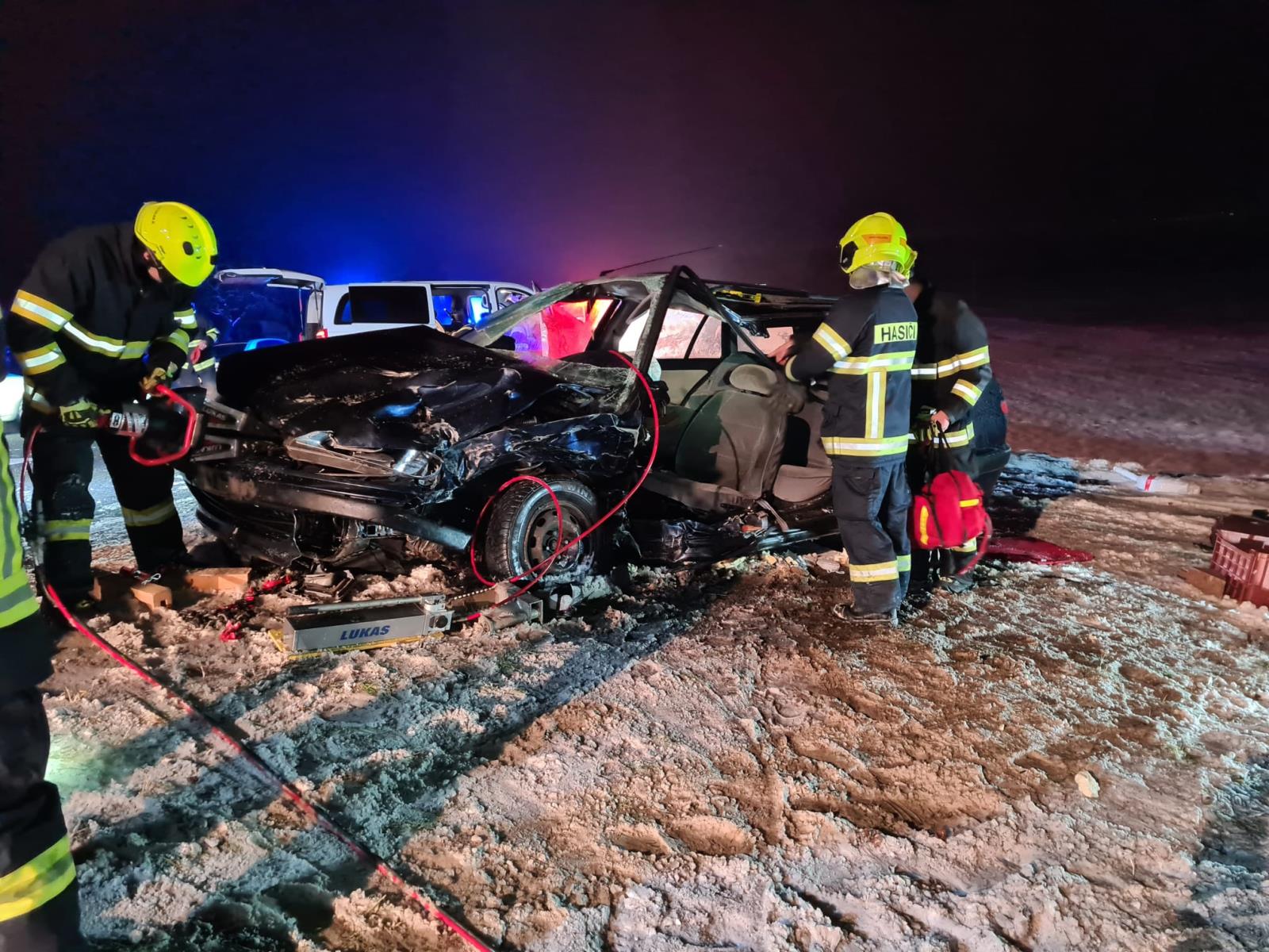 JČK_DN_hasiči museli cestující z vozu vyprostit.jpg