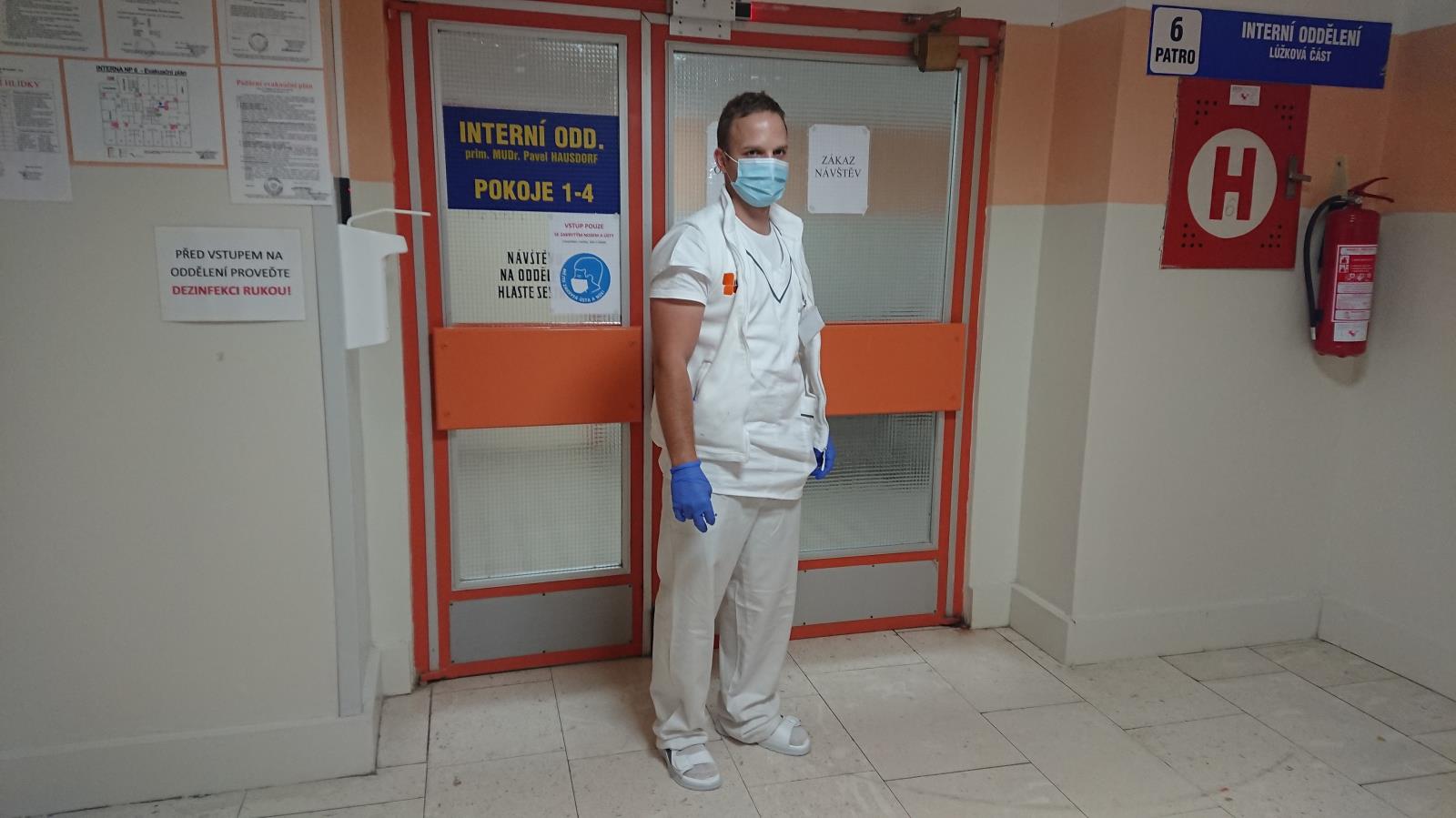 JČK_hasič pomáhající v nemocnici_.JPG