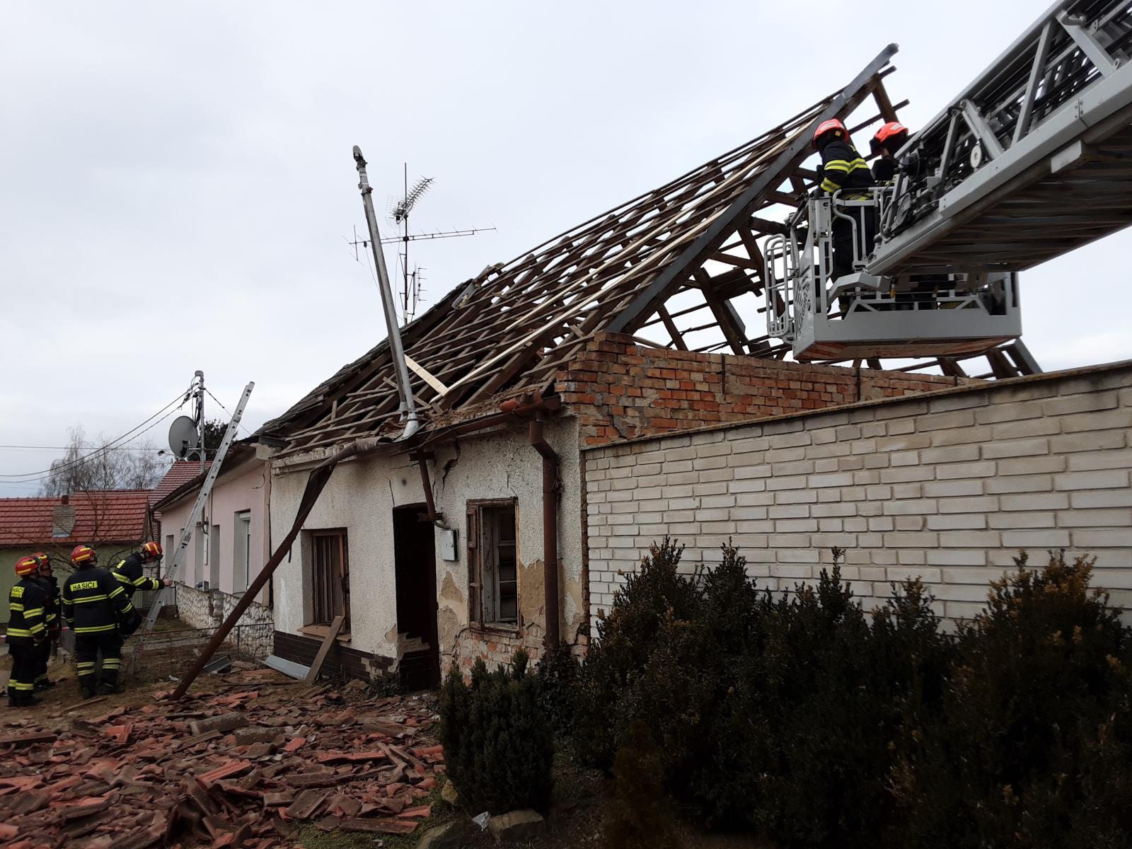 JMK_Hasiči odstraňují následky po výbuchu plynu v domě.jpg