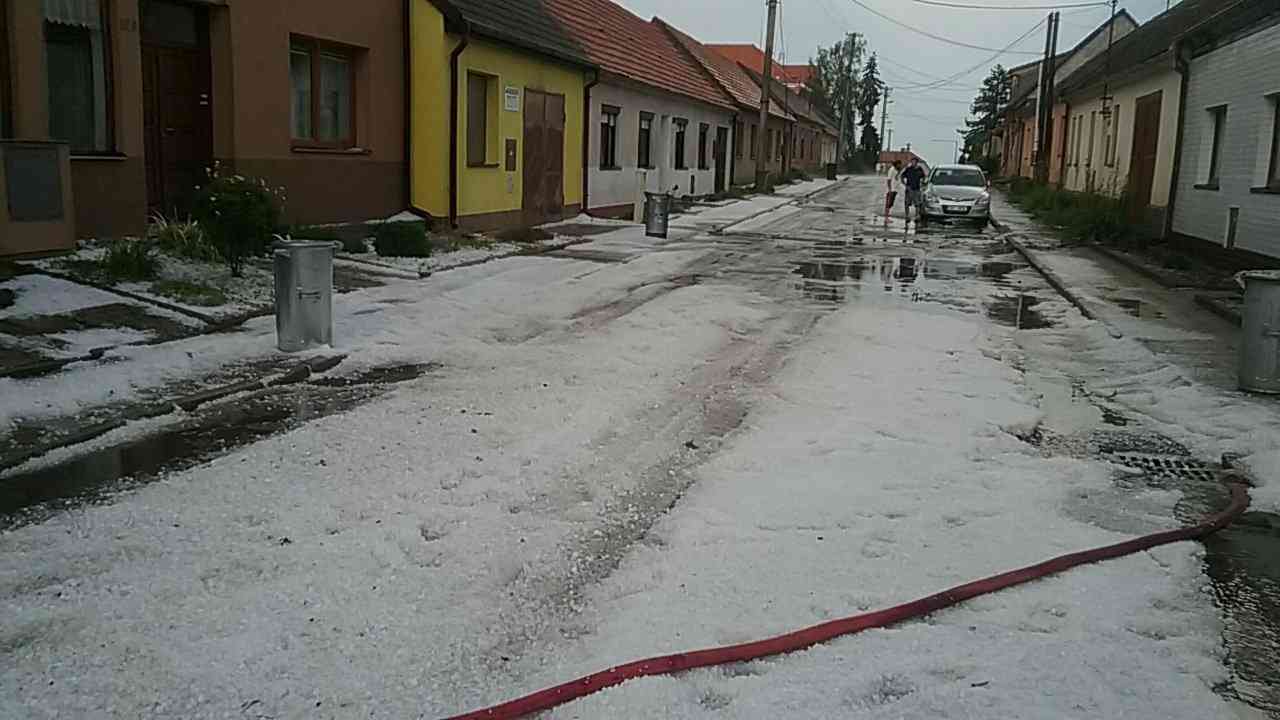 JMK_Následky krupobití na Znojemsku.jpg