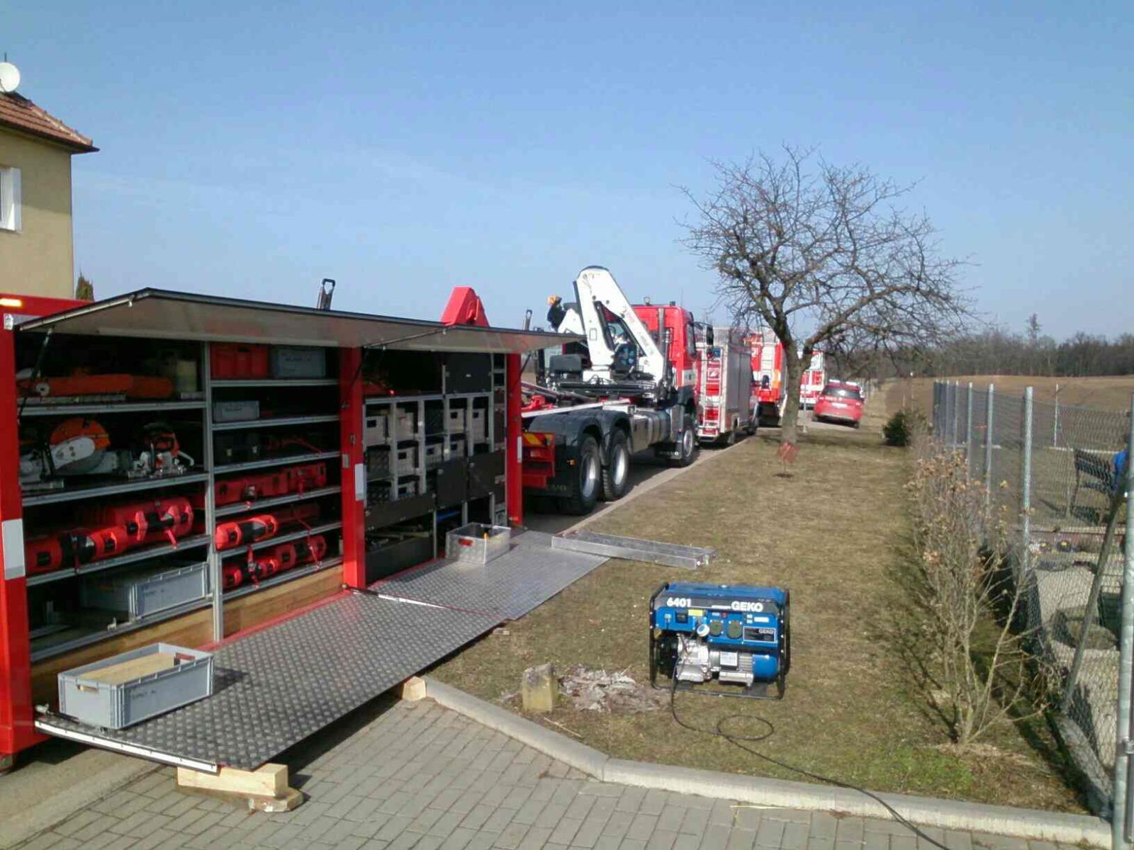 JMK_hasiči stabilizovali přístavek domu v obci Těchov_pohled na použitou techniku.jpg