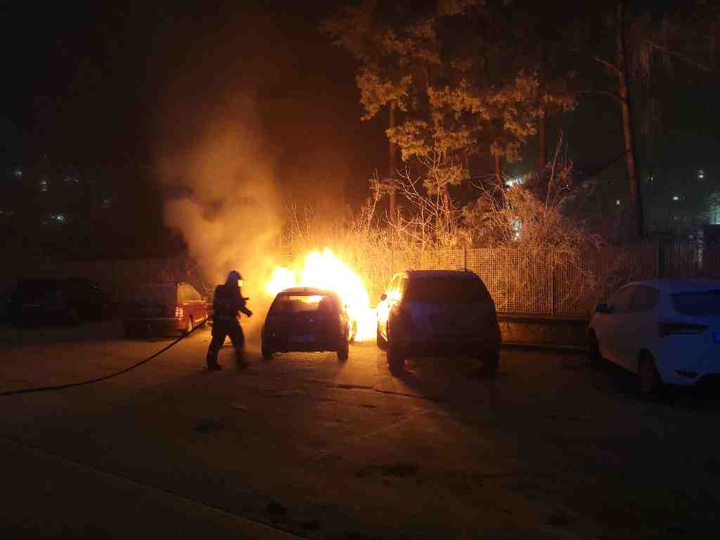 JMK_požár_vzniklý_od_pyrotechniky_u_parkujících_vozidel.jpg