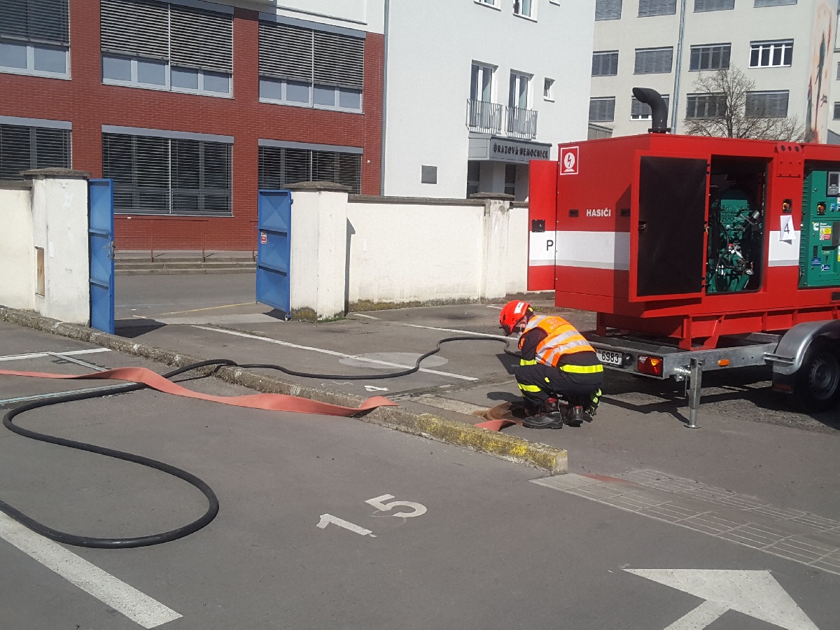 JMK_v Brně unikla voda do podzemí_hasič chystá techniku na odčerpávání vody.jpg