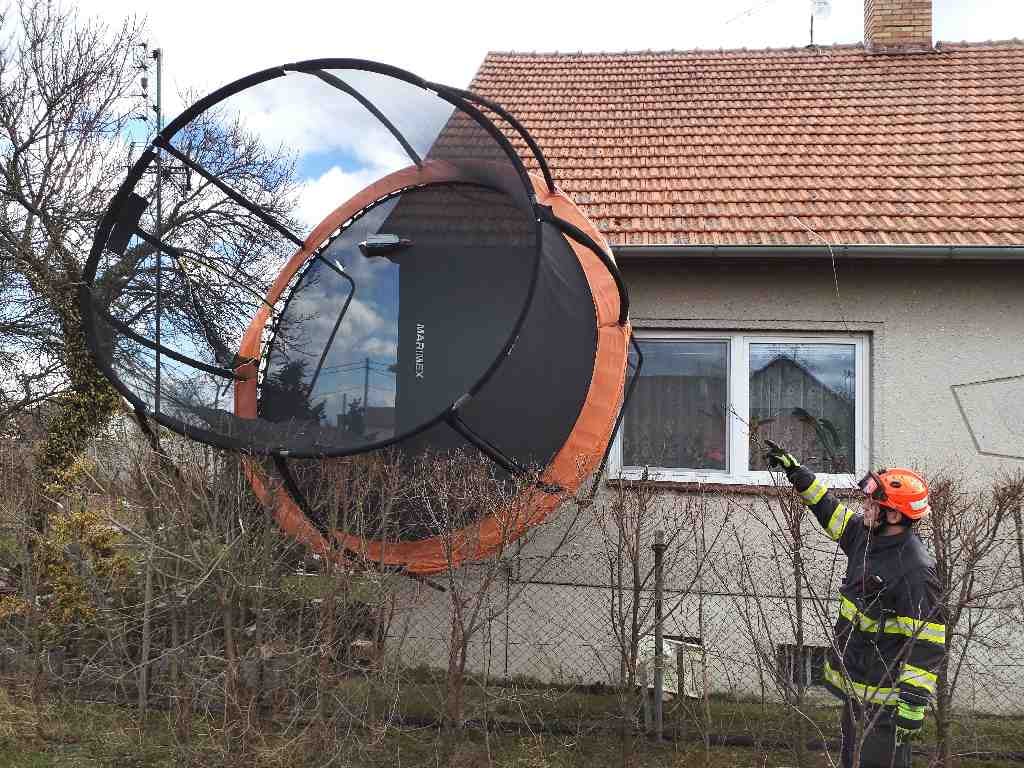 JMK_vítr ukázal svou sílu i na jižní Moravě, kde odnesl na dům velkou trampolínu.jpg