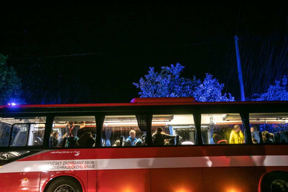 KHK_Evakuace letního tábora__děti jsou v bezpečí v autobusu.jpg
