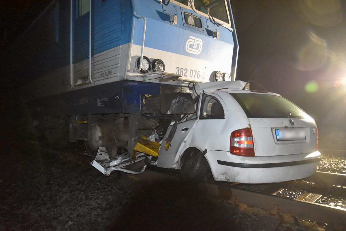 KVK_DN_do auta na přejezdu narazil projíždějící rychlík.jpg