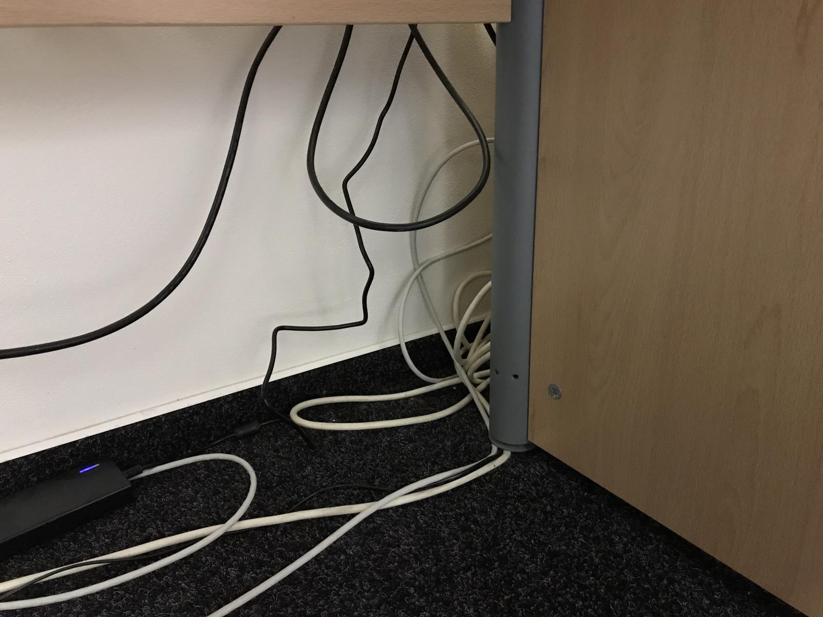 Kabely zmáčknuté pod nábytkem - detail