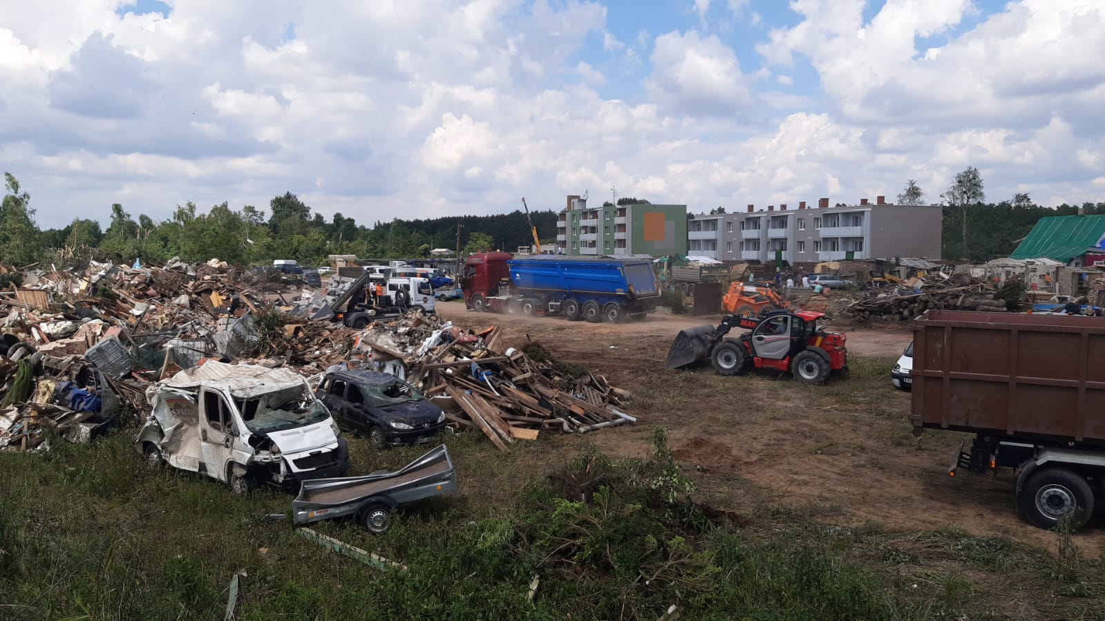 Likvidační práce v oblasti Břeclavska a Hodonínska po řádění tornáda