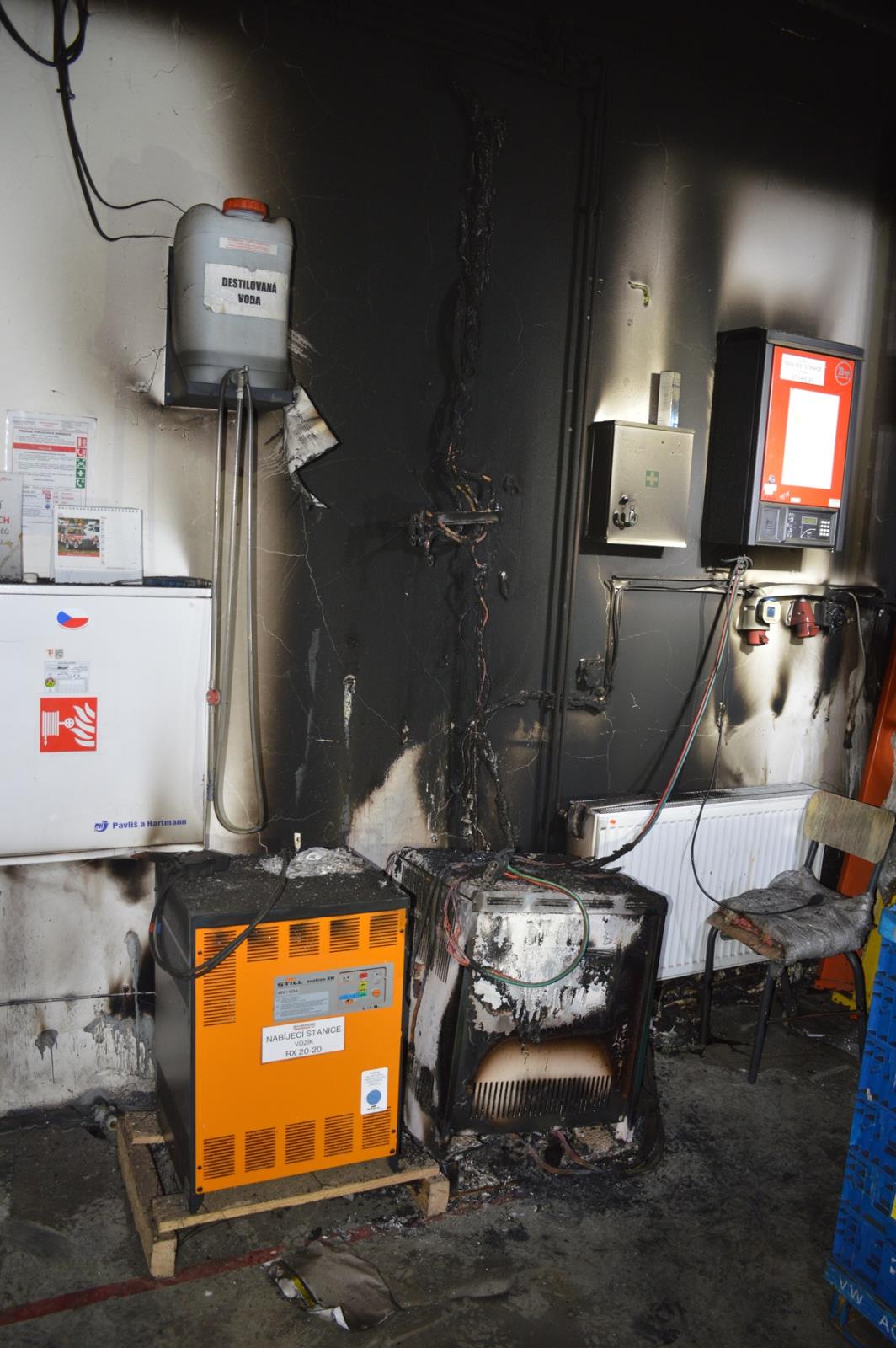 Místo požáru - nabíječky.jpg