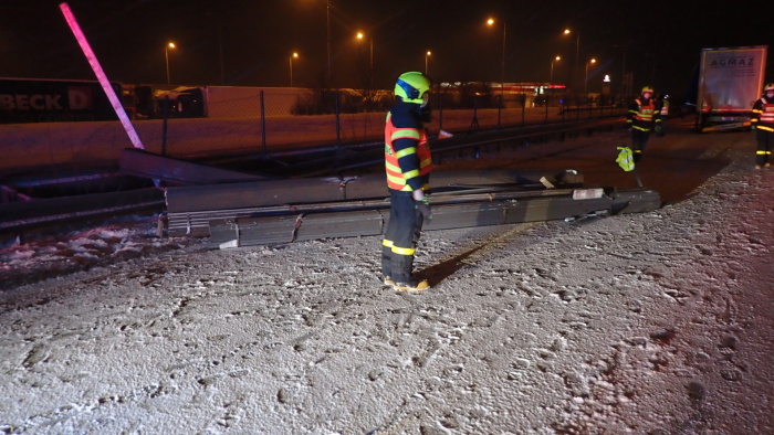 MSK_DN kamionu_hasiči se chystají naložit vysypané tyče zpět do kamionu.jpg