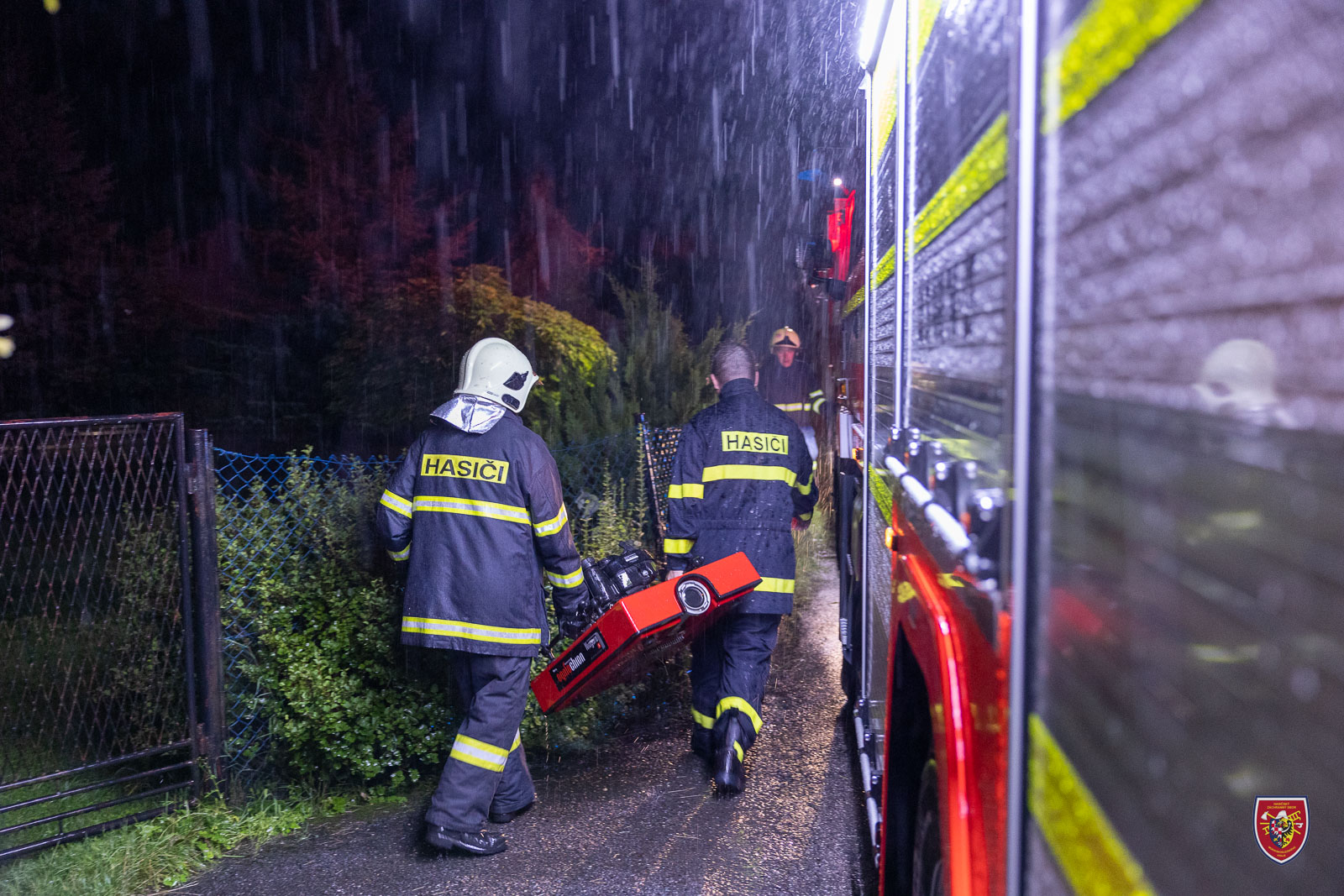 MSK_Hasiči pomáhali odčerpávat vodu po přívalových deštích_2.jpg