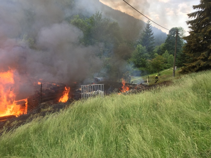 MSK_Požár roubenky v obci Morávka_hořící objekt a zasahující hasiči.jpg