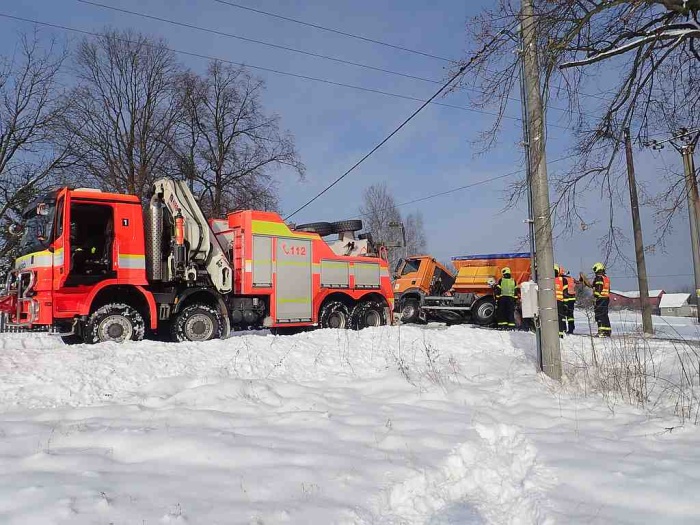 MSK_hasiči vytahují sypač, který sjel z vozovky do příkopu.jpg