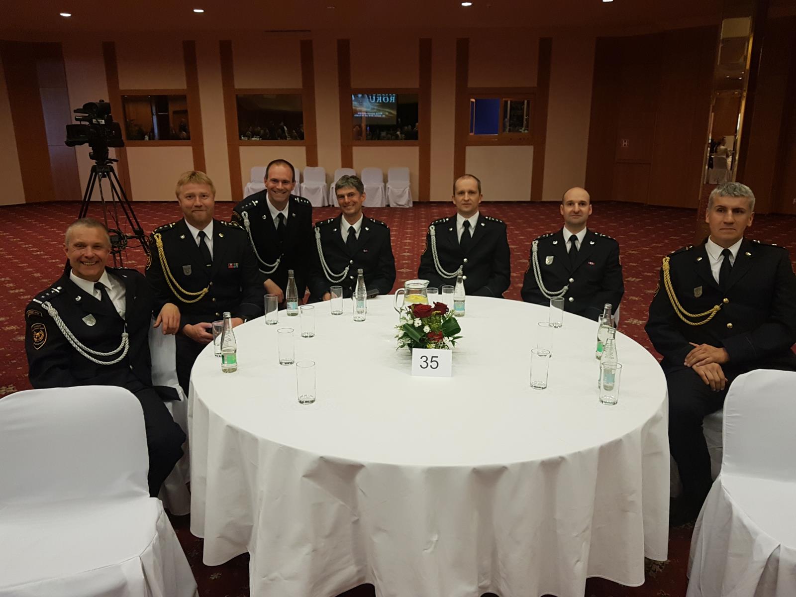 Mistři HZS ČR ve volejbalu 2017 (1).jpg