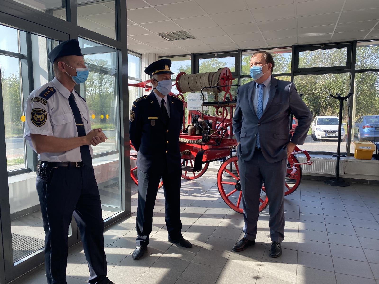 Náměstek MMR Semorád na prohlídce HS Modřany v doprovodu ředitele Prudila