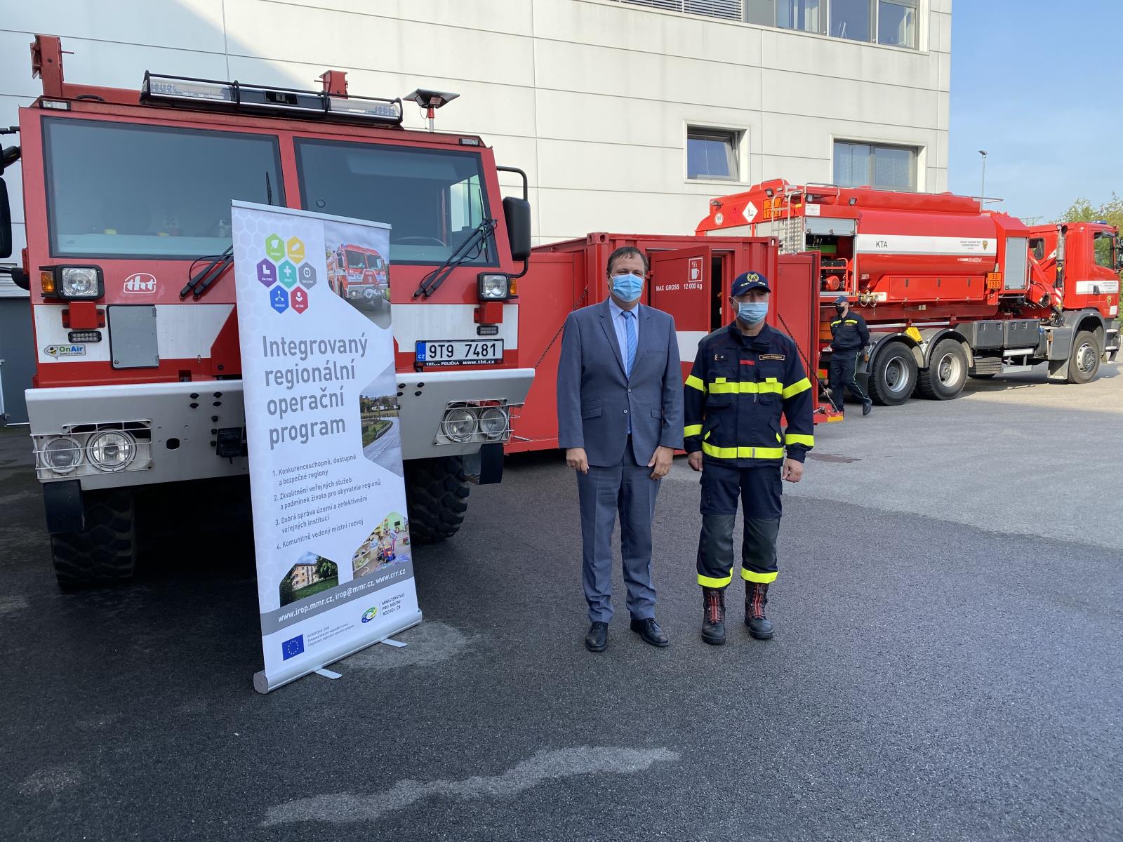Náměstek MMR Semorád s velitelem Řehulkou před hasičskou technikou pořízenou z IROP