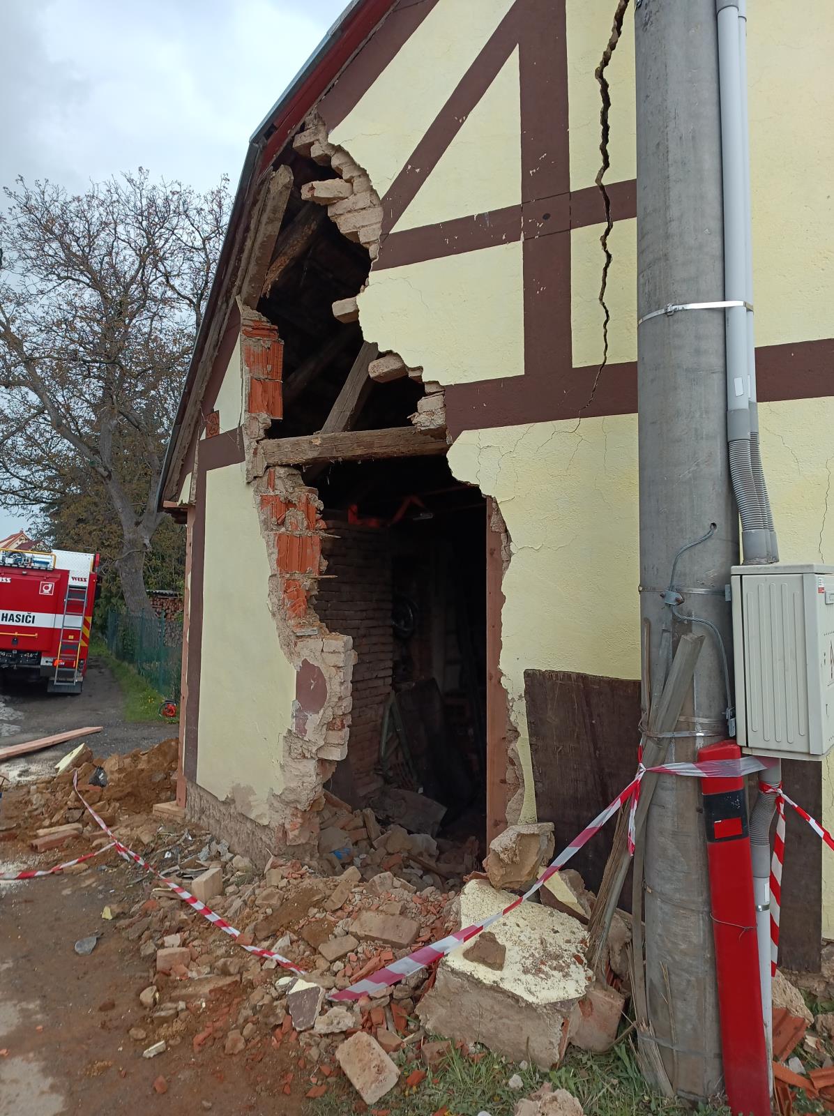Náraz OA do domu, Chlumany (2).jpg