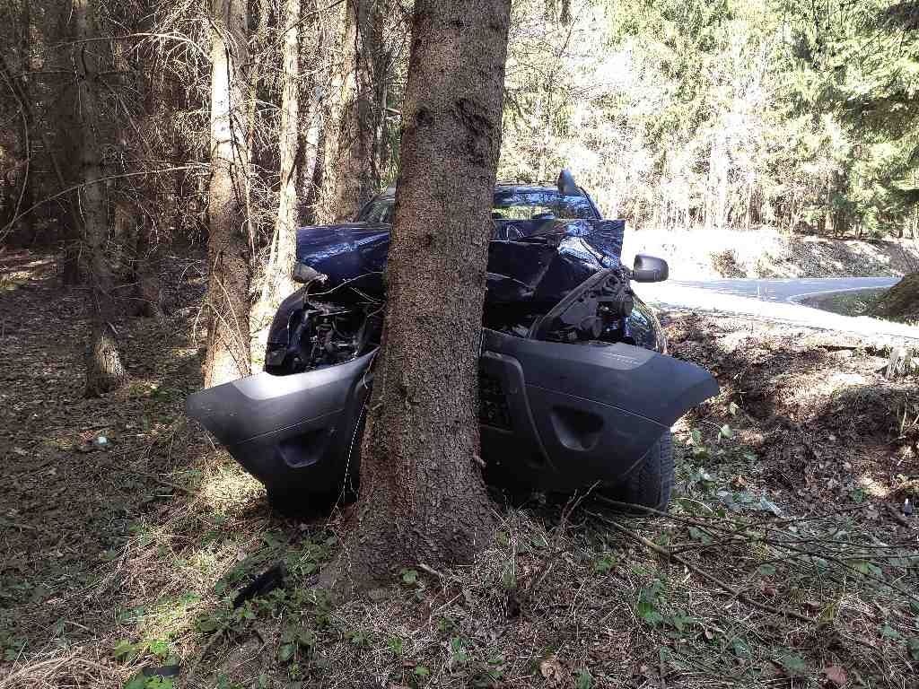 Náraz do stromu Tatenice1 26.4.2021.jpg