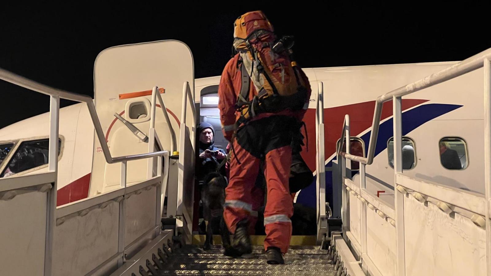 Nástup USAR týmu do letadla v Praze.jpg