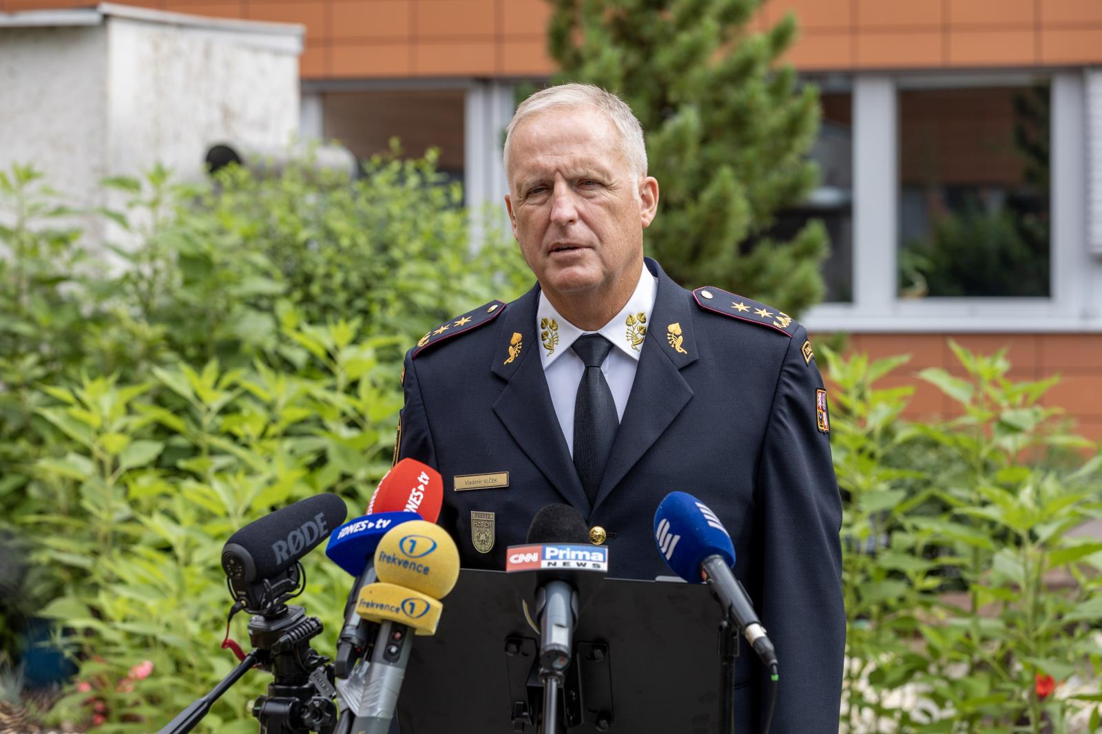 Nový generální ředitel HZS ČR genmjr. Vladimír Vlček poskytuje rozhovor médiím.jpg