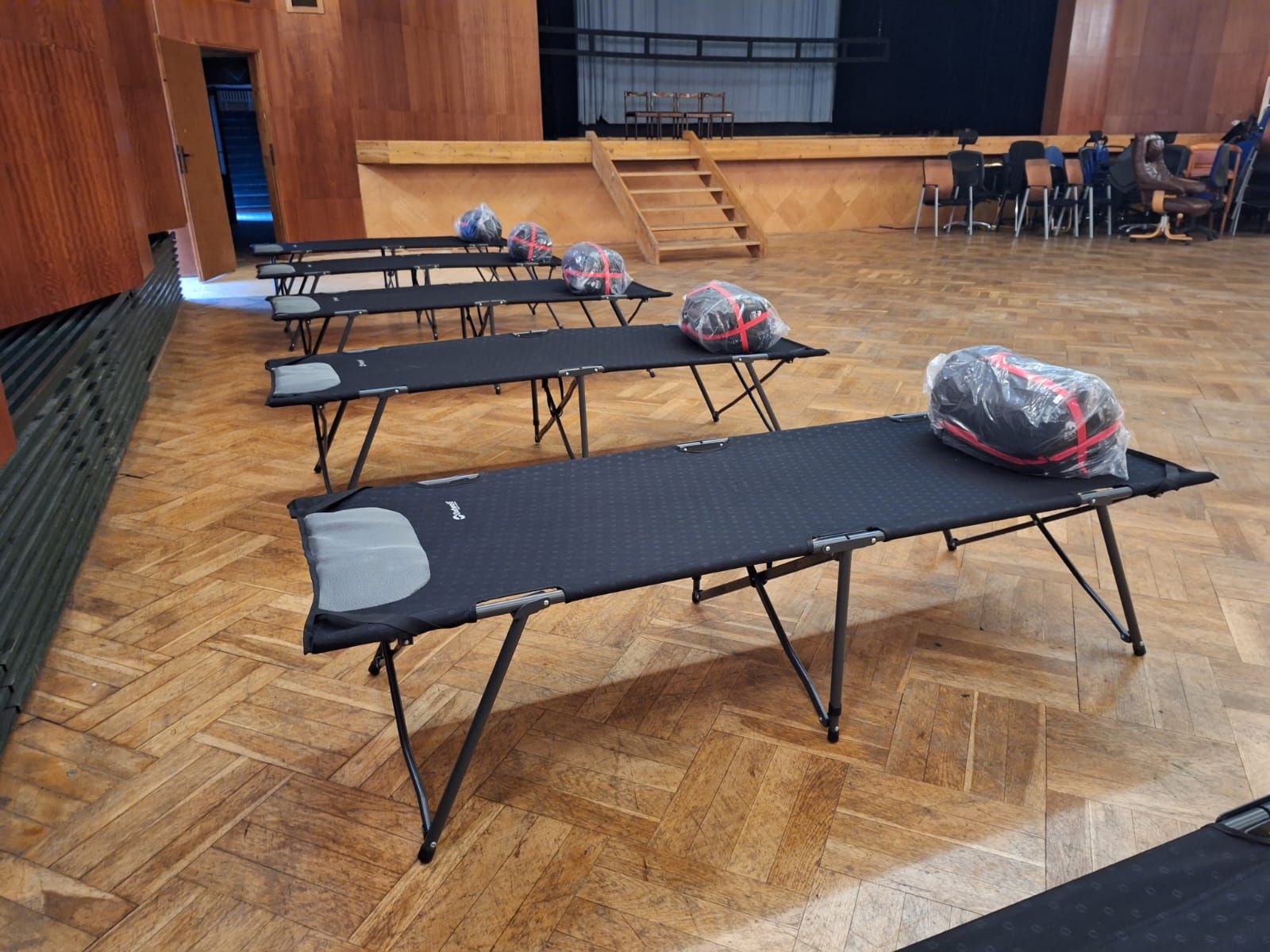 Zřízeno bylo přes 50 evakuačních středisek, která využilo až 900 osob