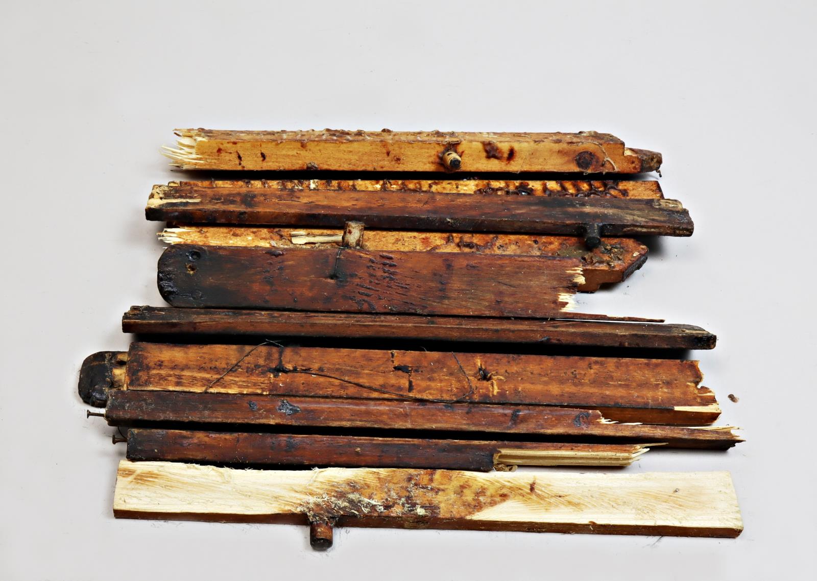 Obr. 1 - Včelařské rámečky pokryté vrstvou vosku