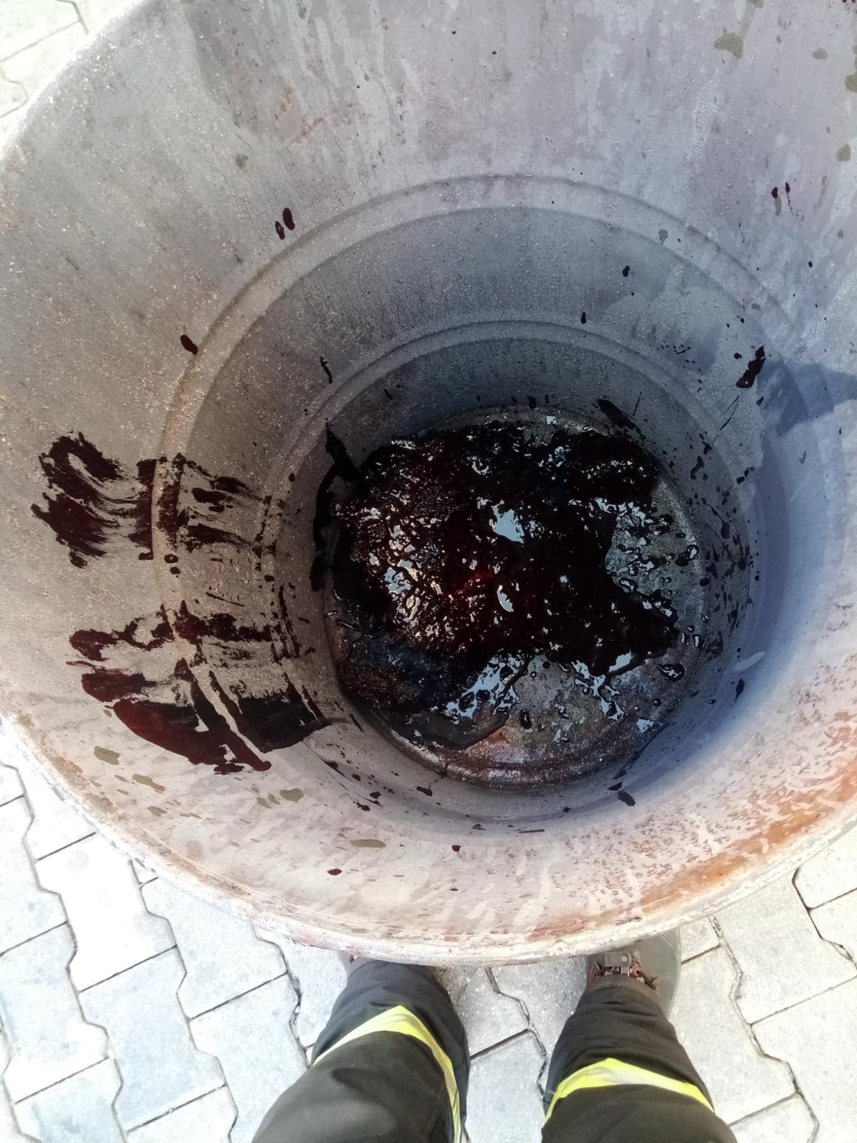 Ochlazování sudu barvy, České Budějovice - 27. 6. 2022 (1).jpg