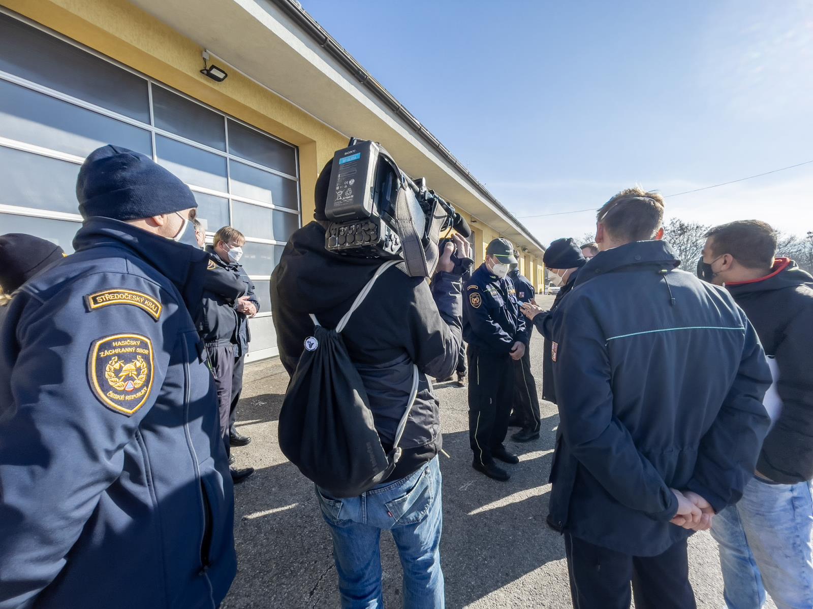 Odjezd týmů do Pomezí nad Ohří ze stanice v Říčanech