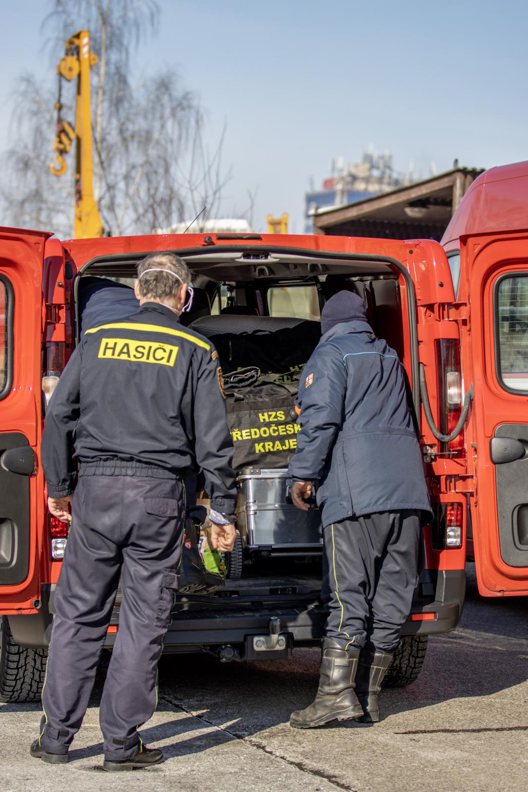 Odjezd týmů do Pomezí nad Ohří ze stanice v Říčanech