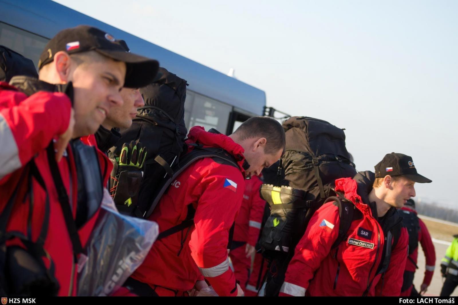 Odlet ostravské části USAR týmu.jpg