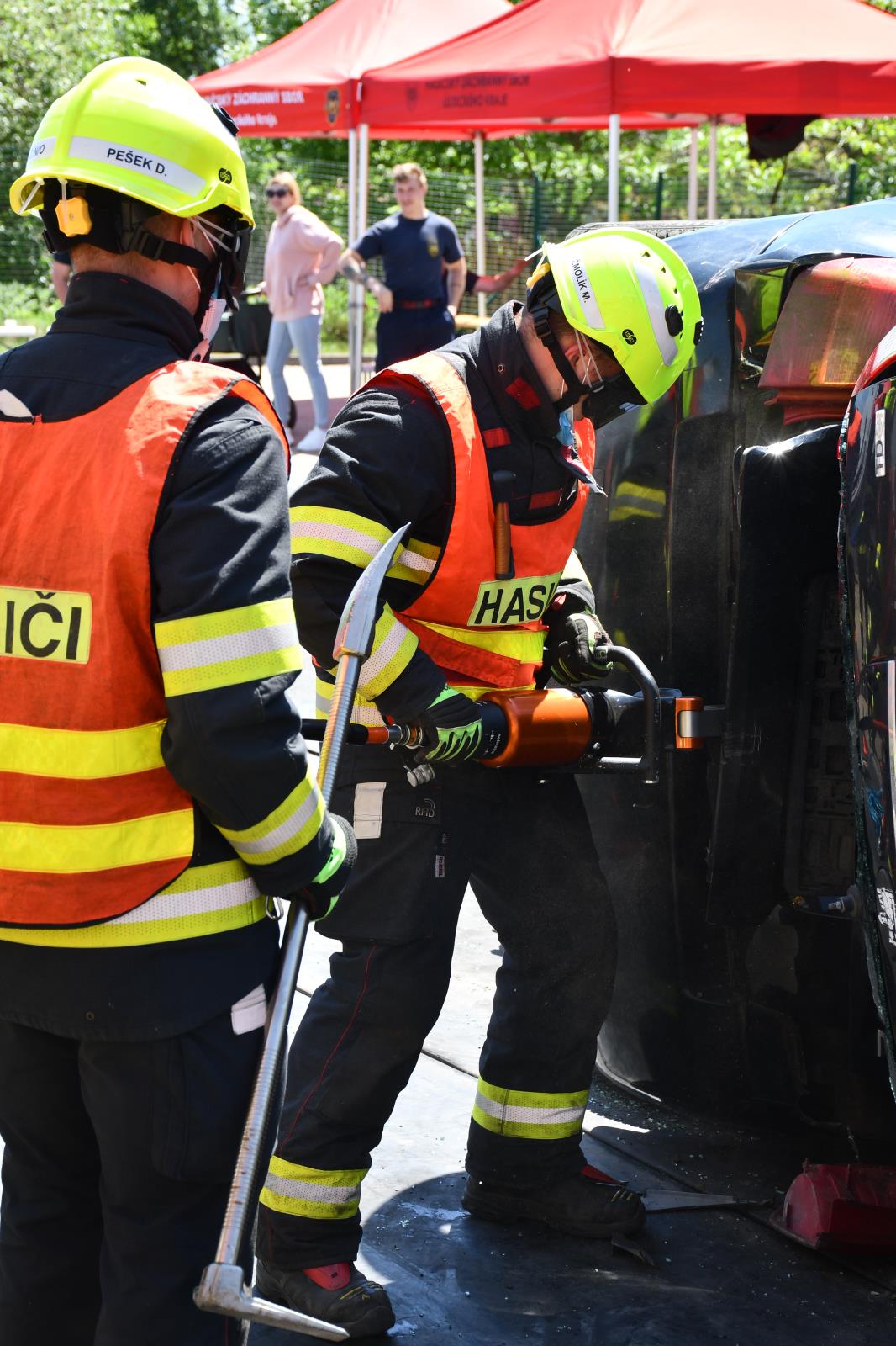 Okresní kolo soutěže ve vyprošťování osob z havarovaných vozidel v Chomutově