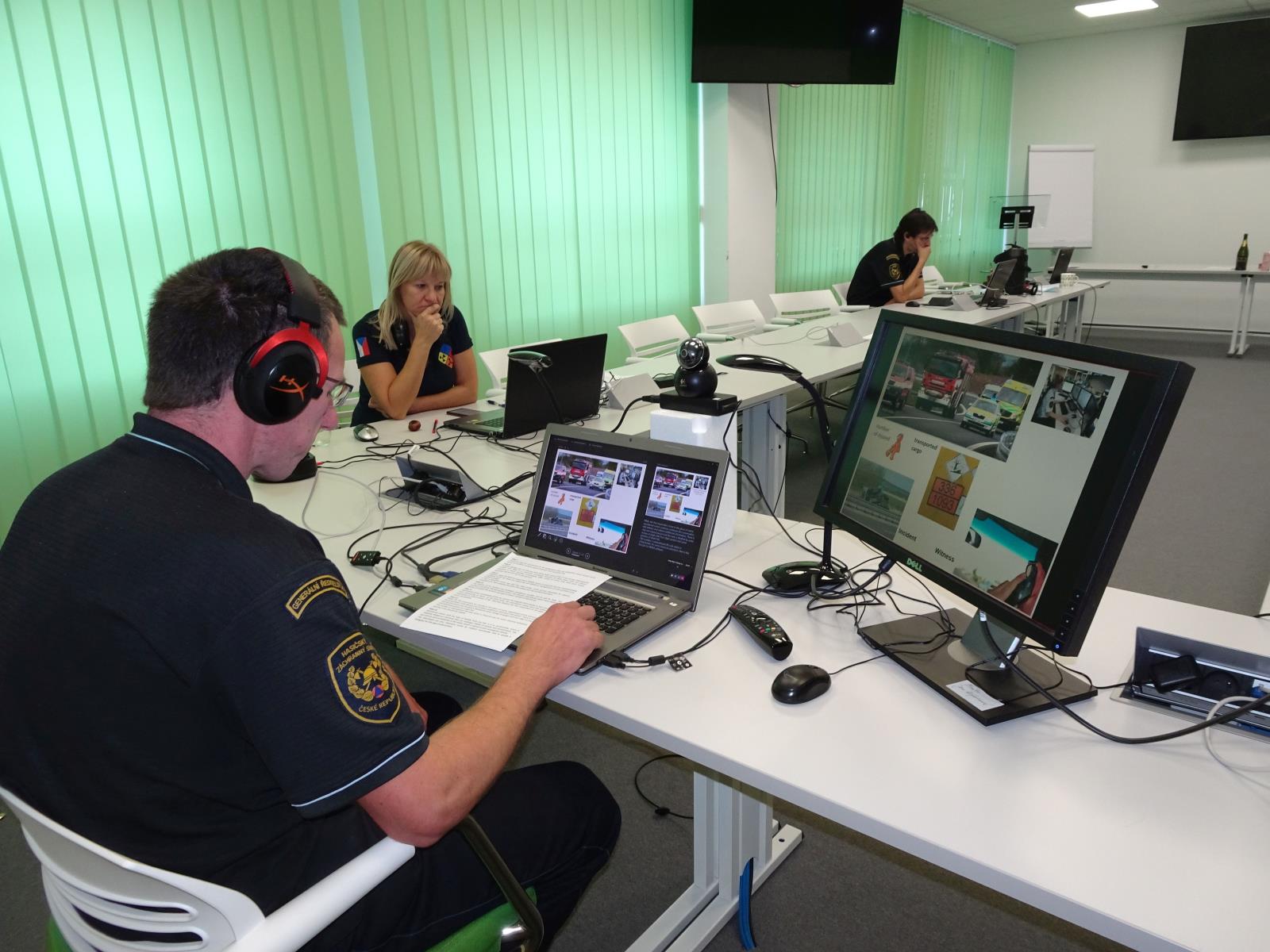 Online výcvik pro Afriku_3 účastníci sledující on-line přednášku na nootebocích.jpg