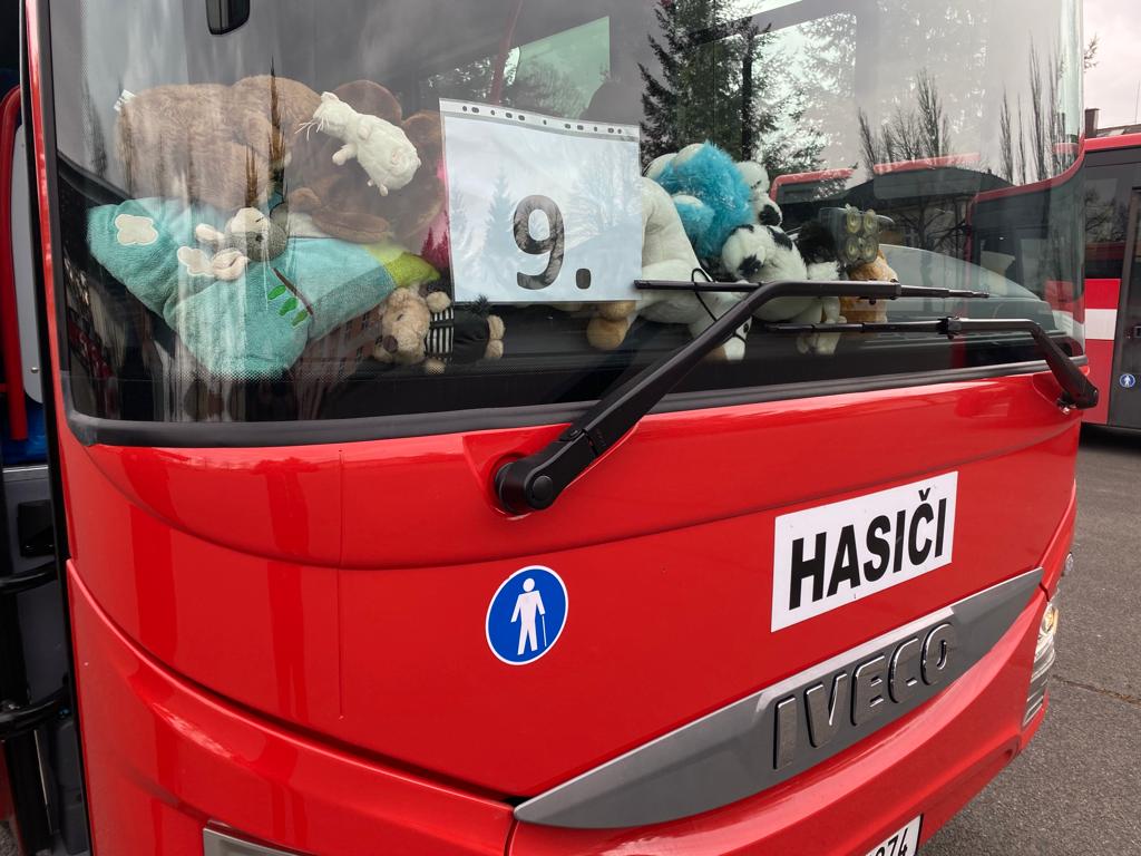 Osádky autobusů se připravují na odjezd na slovensko-ukrajinskou hranici (1).jpeg