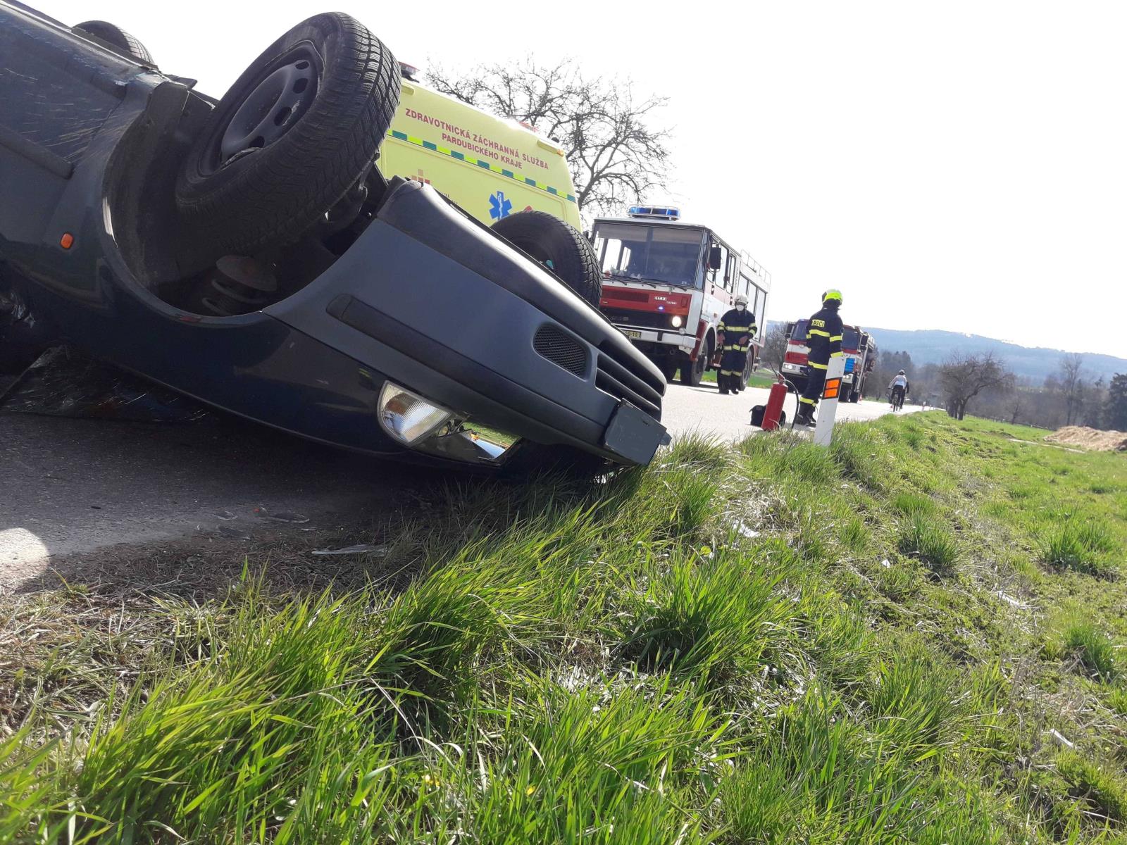 Osobní auto na střeše Městečko Trnávka2 28.4.2021.jpg