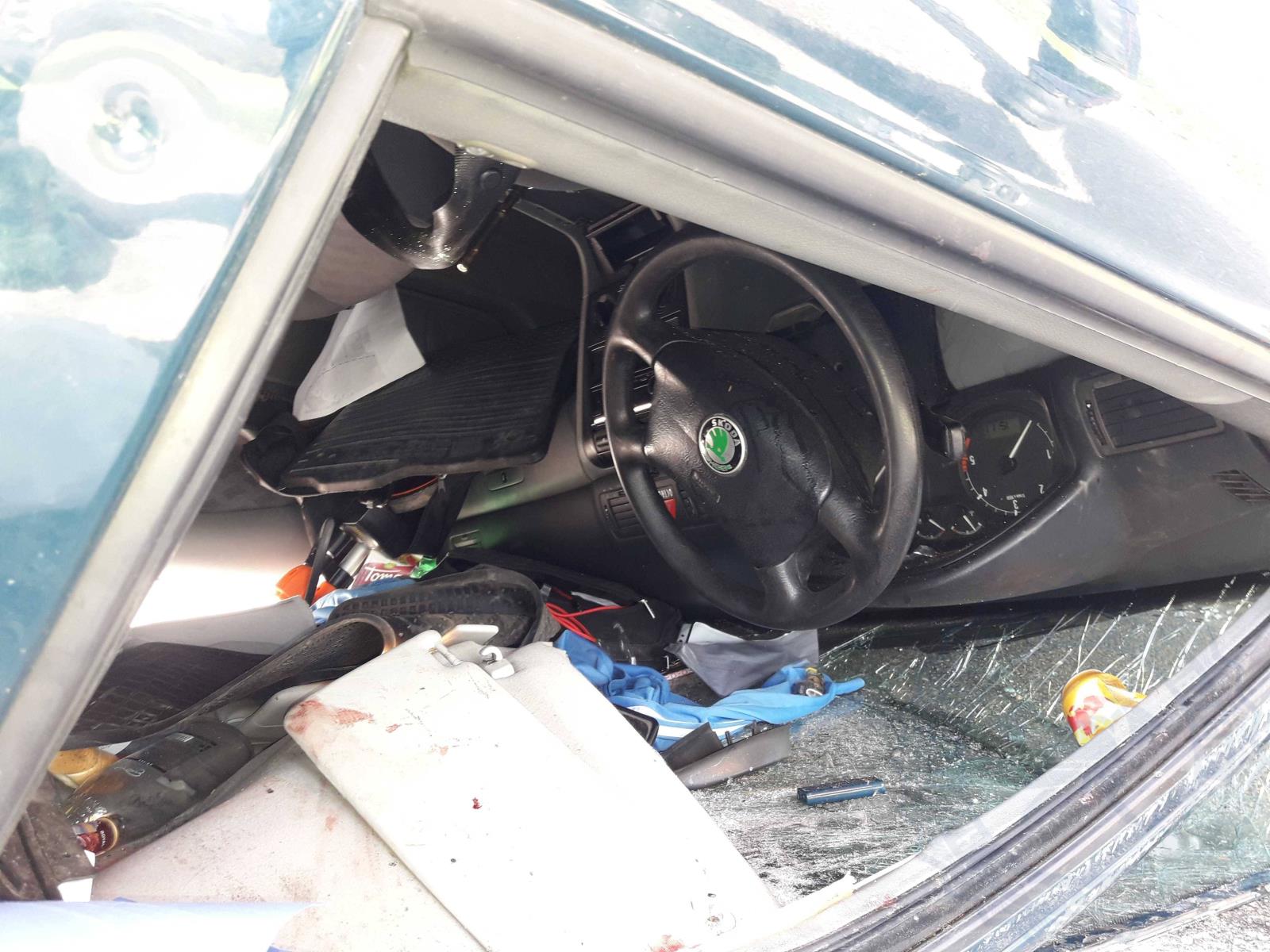 Osobní auto na střeše Městečko Trnávka3 28.4.2021.jpg