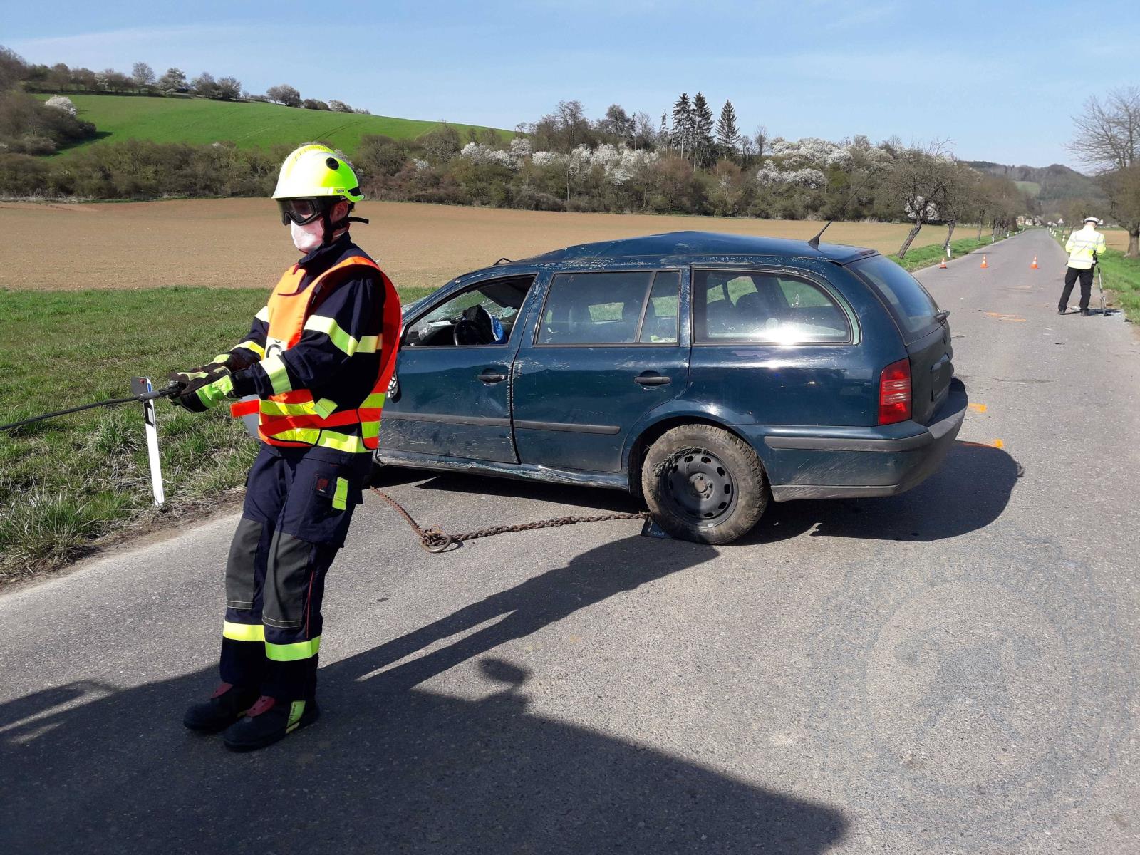 Osobní auto na střeše Městečko Trnávka4 28.4.2021.jpg
