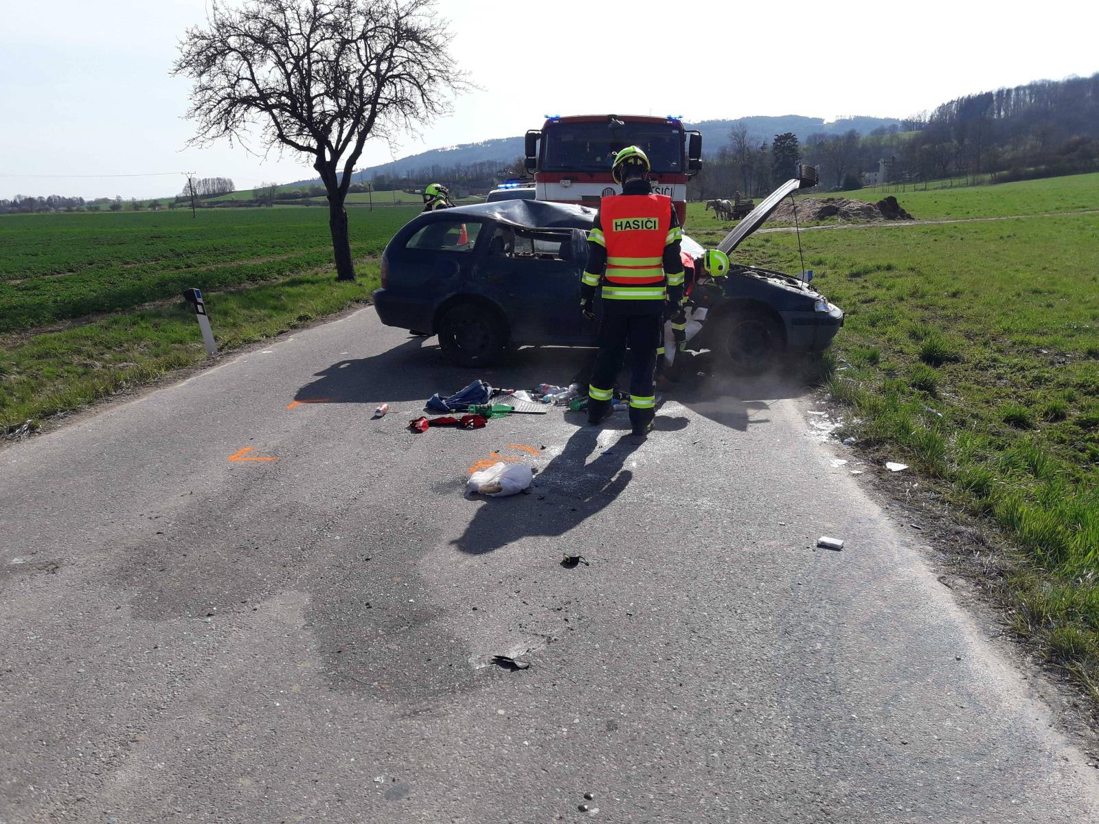 Osobní auto na střeše Městečko Trnávka5 28.4.2021.jpg