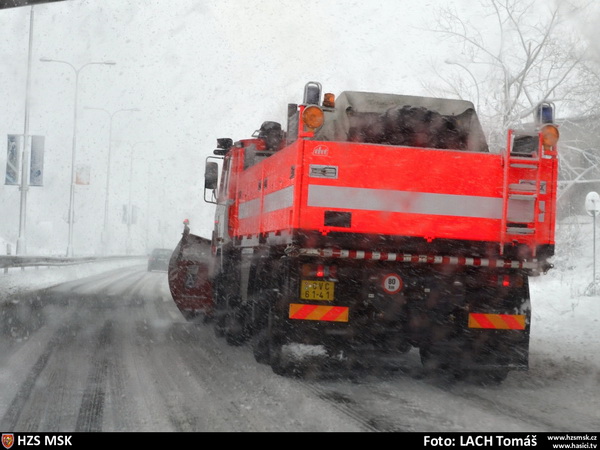 Ostravsti hasici pomahaji silnicarum 06.jpg