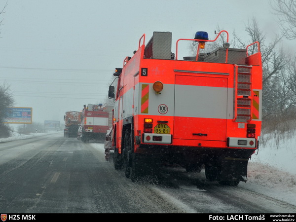 Ostravsti hasici pomahaji silnicarum 09.jpg