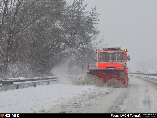 Ostravsti hasici pomahaji silnicarum 10.jpg