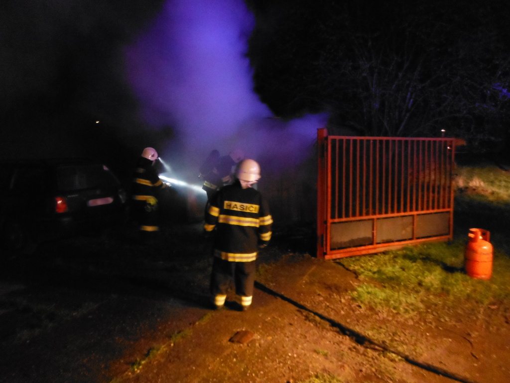 Ostroměř_požár garáže 1.JPG