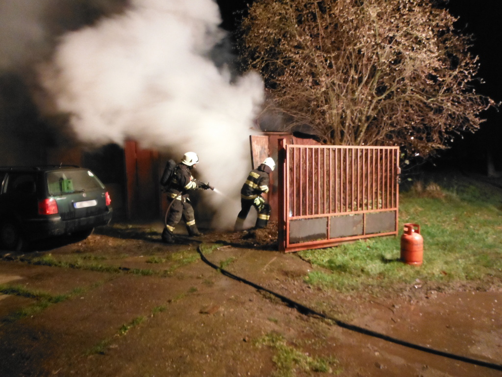 Ostroměř_požár garáže 2.JPG